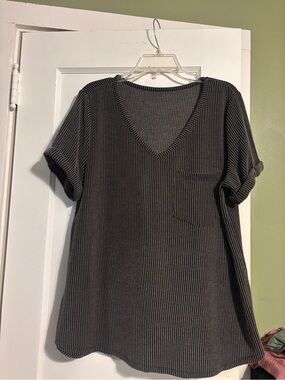 V-Neck Short Sleeve Ribbed Tee - Black and Gray